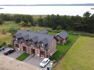 z góry widok na dom z samochodem w obiekcie Residence in Zastan with Lake Access w mieście Zastań