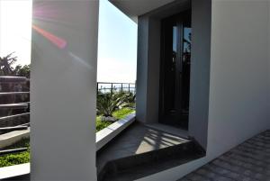 dom z balkonem z widokiem na ocean w obiekcie Anjos's Choice w mieście Ponta do Sol