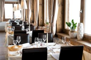 Reštaurácia alebo iné gastronomické zariadenie v ubytovaní Sporthotel Olymp