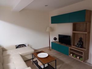 A television and/or entertainment centre at Apartamento a 350 metros de la playa