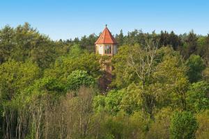 ein Haus auf einem Hügel mit Bäumen in der Unterkunft Water tower, Kuchelmiss in Kuchelmiß