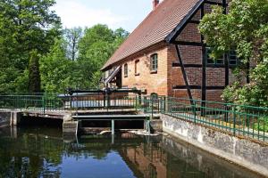 ein Gebäude mit einer Brücke neben einem Wasserkörper in der Unterkunft Water tower, Kuchelmiss in Kuchelmiß