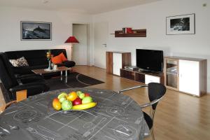 salon ze stołem, na którym stoi misa z owocami w obiekcie Apartment in Meßstetten near Ski Slopes w mieście Meßstetten