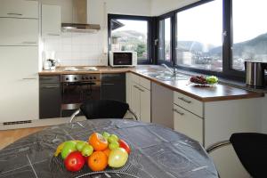 uma cozinha com uma mesa com uma taça de fruta em Apartment, Messstetten em Meßstetten