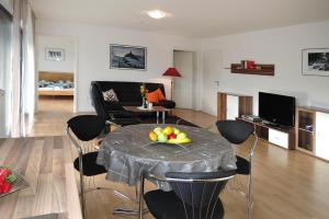 salon ze stołem, na którym stoi misa z owocami w obiekcie Apartment in Meßstetten near Ski Slopes w mieście Meßstetten +6 zdjęć