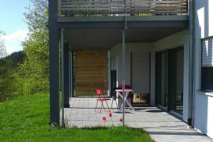 patio ze stołem i krzesłami na domu w obiekcie Apartment in Meßstetten near Ski Slopes w mieście Meßstetten