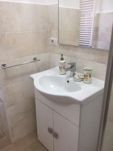 een badkamer met een witte wastafel en een spiegel bij La Vie En Rose in Rapallo +29 foto's