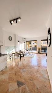 A kitchen or kitchenette at Apartamento Romana Playa
