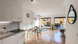 A kitchen or kitchenette at Apartamento Romana Playa