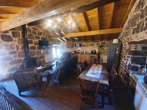 a kitchen and dining room with a table and chairs at Fuinhas de Amor in Fornos de Algodres