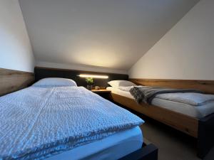 Tempat tidur dalam kamar di POČITNIŠKA HIŠA BAČA RIVER