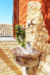 een badkamer met een wastafel met een plant erop bij Casa Josy in Francavilla di Sicilia