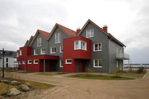 een groot huis met rood en grijs bij Apartment Seeblick, Plau am See in Plau am See