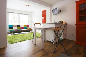 - une cuisine avec une table et des chaises dans la chambre dans l'établissement Holiday home in Neukalen, à Neukalen