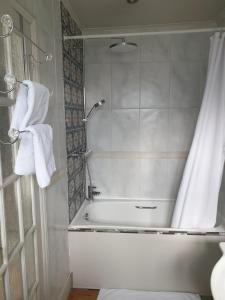 Ένα μπάνιο στο Harry's bed and breakfast