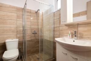 A bathroom at Theros Luxury Apartment