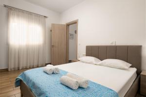 A bed or beds in a room at Theros Luxury Apartment