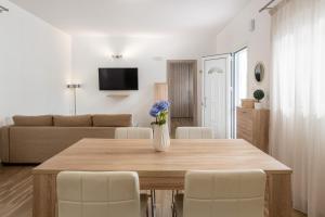 A television and/or entertainment centre at Theros Luxury Apartment