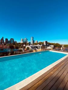 einen Pool mit einer Skyline der Stadt im Hintergrund in der Unterkunft More Echevarriarza apartamento de estreno!! in Montevideo