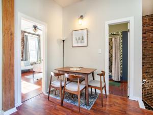 Ruang duduk di Elegant Old City Loft - Downtown