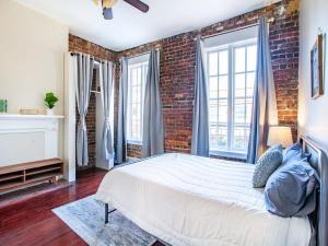 Tempat tidur dalam kamar di Elegant Old City Loft - Downtown