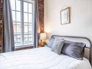 Katil atau katil-katil dalam bilik di Elegant Old City Loft - Downtown