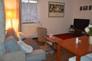 un soggiorno con un divano e un tavolo di Bohemica Apartman 3 a Kouřim