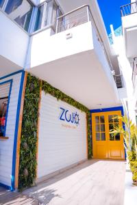 um edifício com um sinal Zeus na lateral em ZOJO MARiNA BAY em San Andrés