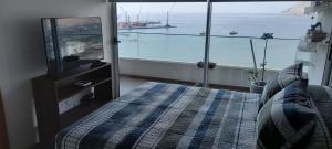 um quarto com uma cama e vista para o oceano em Capital 01 em Iquique