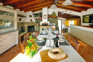 eine Küche mit einem Tisch und einem Bagel darauf in der Unterkunft Holiday home, Francavilla di Sicilia in Francavilla di Sicilia