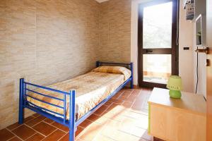 ein kleines Schlafzimmer mit einem Bett und einem Tisch in der Unterkunft Holiday home, Francavilla di Sicilia in Francavilla di Sicilia