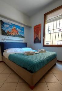 سرير أو أسرّة في غرفة في Sguardo a San Luca Apartment