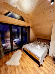 En eller flere senge i et værelse på Tatra Village