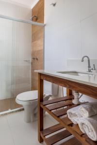 La salle de bains est pourvue d'un lavabo et de toilettes. dans l'établissement Pousada Boutique do lazer, à Cabo Frio