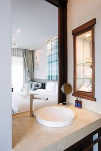 Ein Bett oder Betten in einem Zimmer der Unterkunft T Heritage Hotel