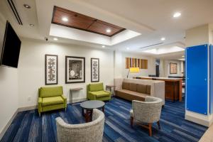 ロックポートにあるHoliday Inn Express & Suites Rockport - Bay View, an IHG Hotelのロビー(ソファ、椅子、テーブル付)