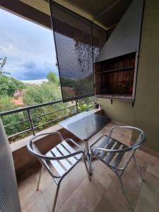 d'une table et de chaises sur un balcon avec vue. dans l'établissement Aires de Capital Depto, à Salta