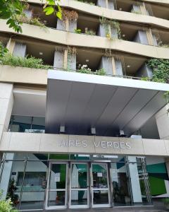 薩爾塔的住宿－Aires de Capital Depto，办公室大楼前方有标志