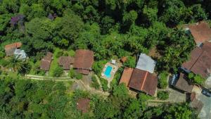 an aerial view of a house with a yard at Chales Sol Paraty in Paraty