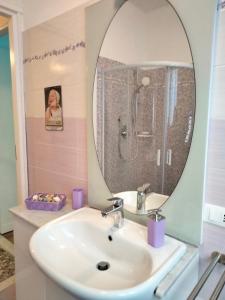 y baño con lavabo y espejo. en Casa di Raffi Sanremo, en San Remo