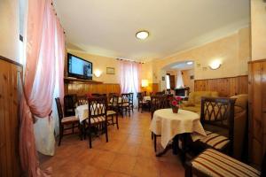 Televízia a/alebo spoločenská miestnosť v ubytovaní Albergo Pensione Paola + 21 fotografií
