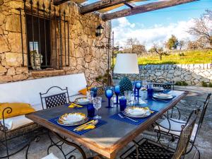a wooden table with plates and napkins on a patio at Casa Pizzuta in Noto