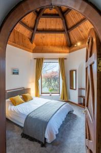 Postel nebo postele na pokoji v ubytování Beautiful Character House in Muir of Ord