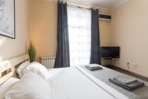 Postel nebo postele na pokoji v ubytování Apartment in Kharkiv Center - Hryhoriia Skovorody str 11-13