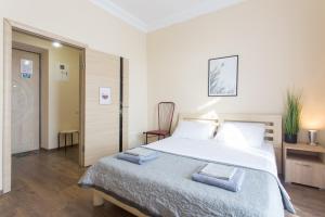 Postel nebo postele na pokoji v ubytování Apartment in Kharkiv Center - Hryhoriia Skovorody str 11-13
