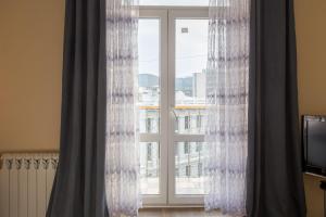 TV a/nebo společenská místnost v ubytování Apartment in Kharkiv Center - Hryhoriia Skovorody str 11-13