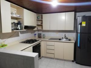 Habitaciones en Edificio Ginebra Manizales的厨房或小厨房