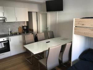 Η κουζίνα ή μικρή κουζίνα στο Schönes Ferienappartment in Zell am See: zentral gelegen und Nähe der Areitbahn und dem Zeller See +3 φωτογραφίες