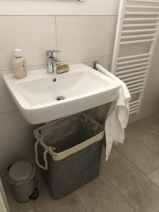 Ένα μπάνιο στο Schönes Ferienappartment in Zell am See: zentral gelegen und Nähe der Areitbahn und dem Zeller See