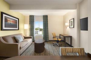 A seating area at Candlewood Suites - Safety Harbor, an IHG Hotel